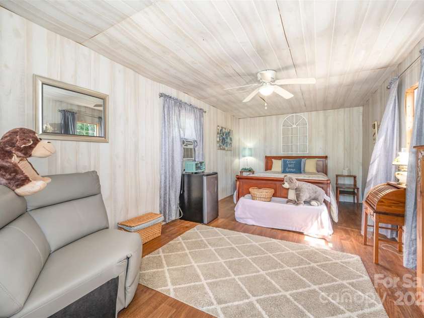 4586 Doctor Drive, Catawba, NC 28609.  MLS# CAR4263559, YatesRealty ID 16824. Guest Cabin