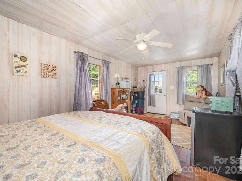 4586 Doctor Drive, Catawba, NC 28609.  MLS# CAR4263559, YatesRealty ID 16824. Guest Cabin