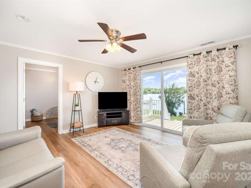 4586 Doctor Drive, Catawba, NC 28609.  MLS# CAR4263559, YatesRealty ID 16824. Living Room