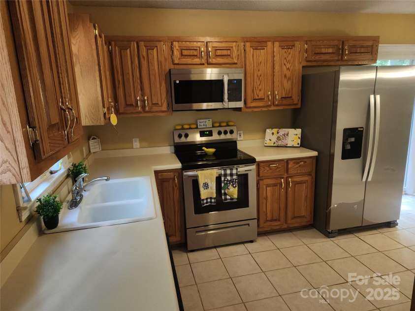 4409 Homestead Road, Rock Hill, SC 29732.  MLS# CAR4255629, YatesRealty ID 16826. Lots of Kitchen Counter space & Cabinets