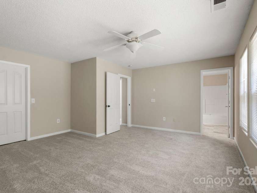 14010 Pinyon Pine Lane, Charlotte, NC 28215.  MLS# CAR4255279, YatesRealty ID 16827. 