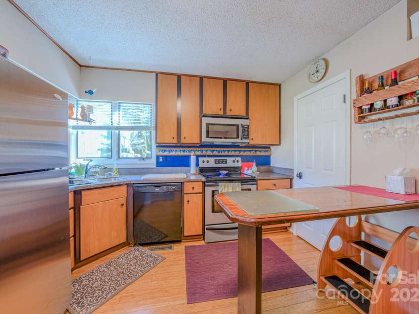 1A Lynx Drive, Black Mountain, NC 28711.  MLS# CAR4234448, YatesRealty ID 16828. 