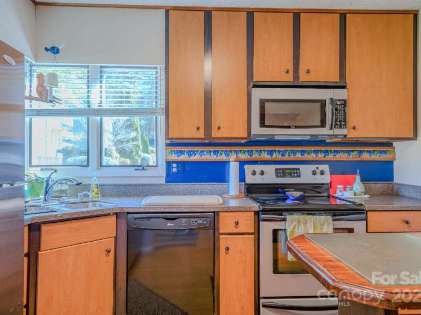 1A Lynx Drive, Black Mountain, NC 28711.  MLS# CAR4234448, YatesRealty ID 16828. 