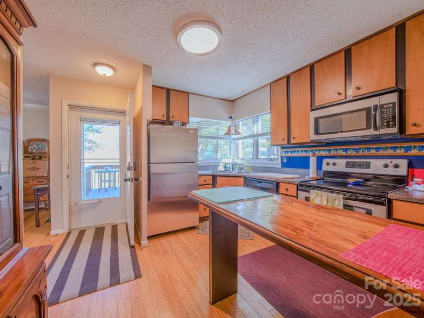 1A Lynx Drive, Black Mountain, NC 28711.  MLS# CAR4234448, YatesRealty ID 16828. 