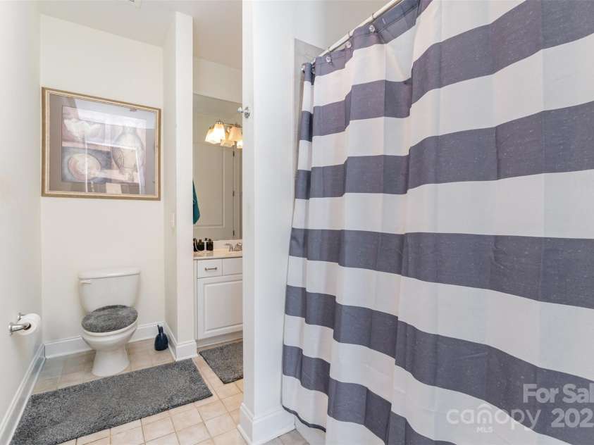 230 Tryon Street, Charlotte, NC 28202.  MLS# CAR4321048, YatesRealty ID 1683. Bathroom