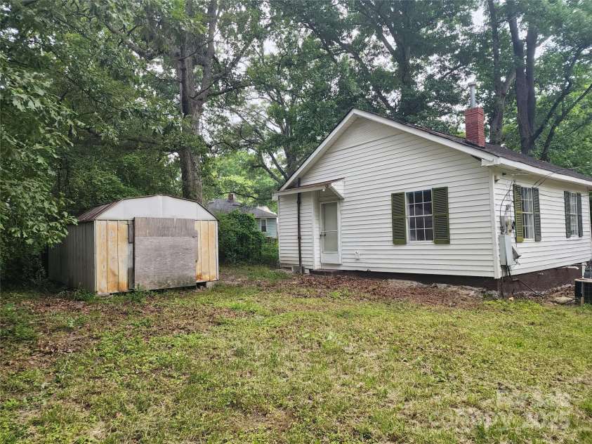 1300 Brookdale Street, Kannapolis, NC 28083.  MLS# CAR4214823, YatesRealty ID 16830. 