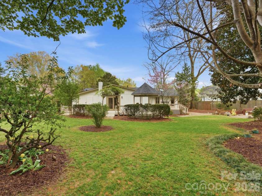 814 Twin Oaks Road, Davidson, NC 28036.  MLS# CAR4360259, YatesRealty ID 16830. 