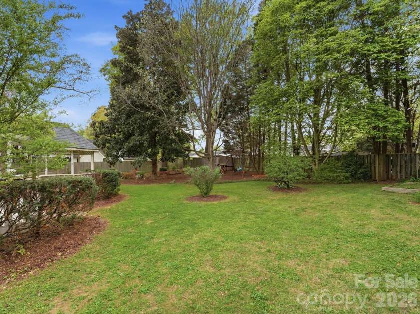814 Twin Oaks Road, Davidson, NC 28036.  MLS# CAR4360259, YatesRealty ID 16830. 