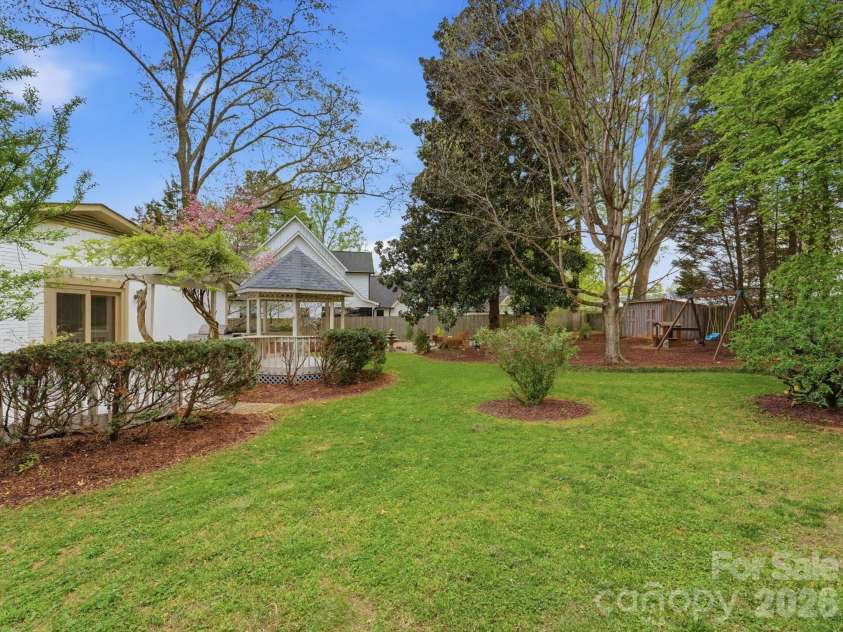 814 Twin Oaks Road, Davidson, NC 28036.  MLS# CAR4360259, YatesRealty ID 16830. Beautiful, private backyard with mature landscaping