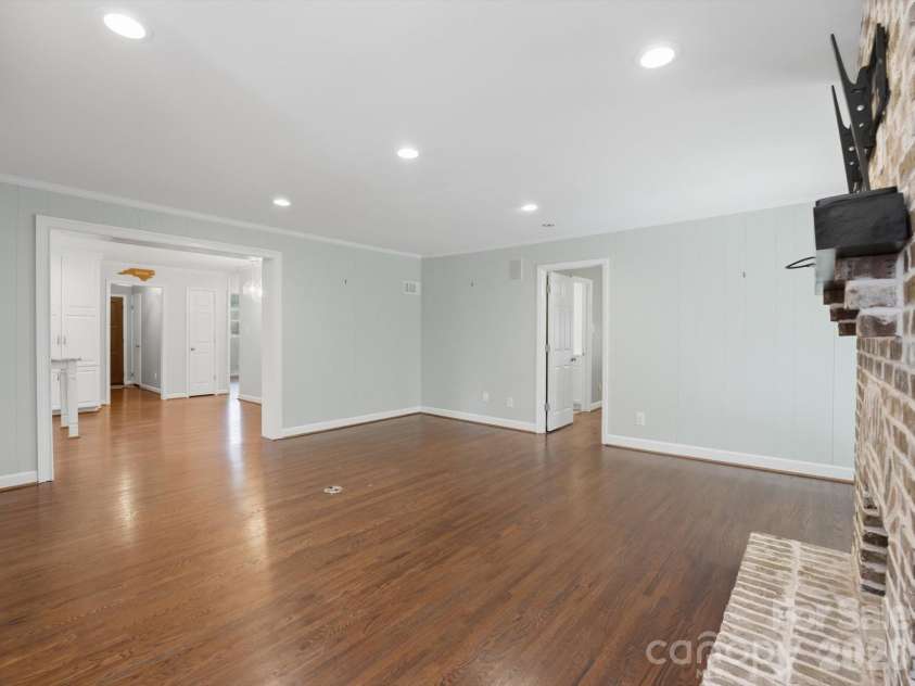 814 Twin Oaks Road, Davidson, NC 28036.  MLS# CAR4360259, YatesRealty ID 16830. Great space for entertaining and relaxing