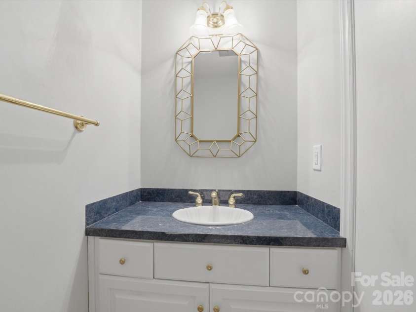 814 Twin Oaks Road, Davidson, NC 28036.  MLS# CAR4360259, YatesRealty ID 16830. Half bath