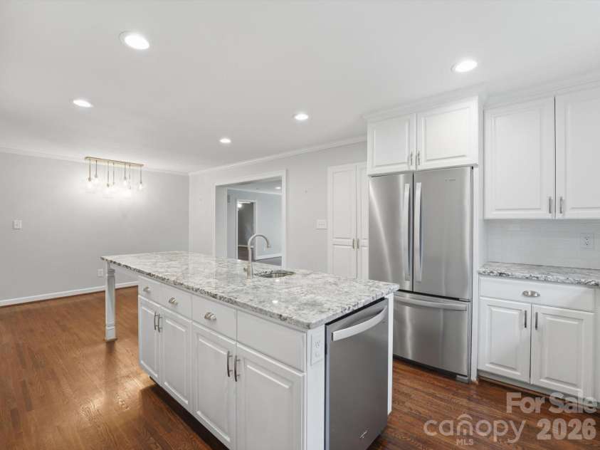 814 Twin Oaks Road, Davidson, NC 28036.  MLS# CAR4360259, YatesRealty ID 16830. Large island with granite and  additional seating and breakfast room
