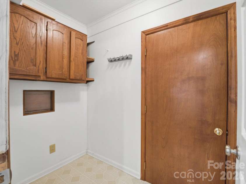 814 Twin Oaks Road, Davidson, NC 28036.  MLS# CAR4360259, YatesRealty ID 16830. Laundry room