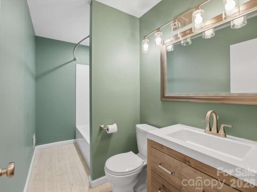 814 Twin Oaks Road, Davidson, NC 28036.  MLS# CAR4360259, YatesRealty ID 16830. Updated full bathroom in the hallway