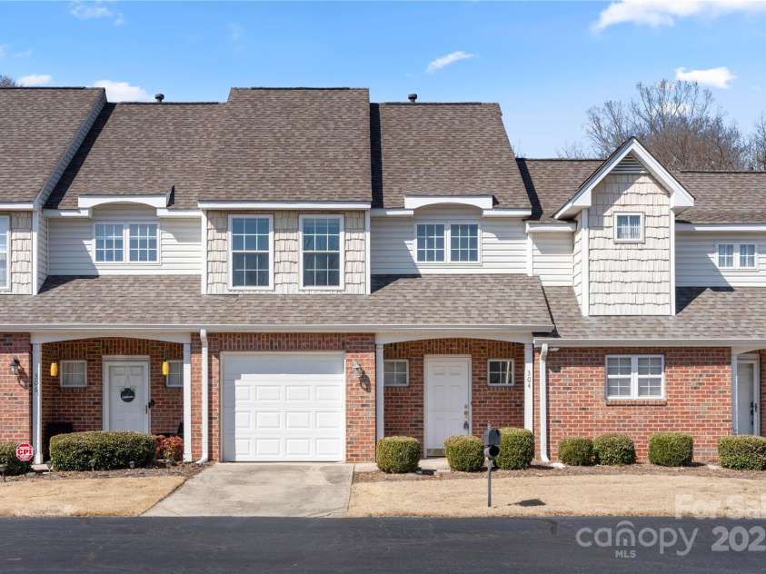 304 Valley Brook Lane, Concord, NC 28025.  MLS# CAR4230747, YatesRealty ID 16831. 