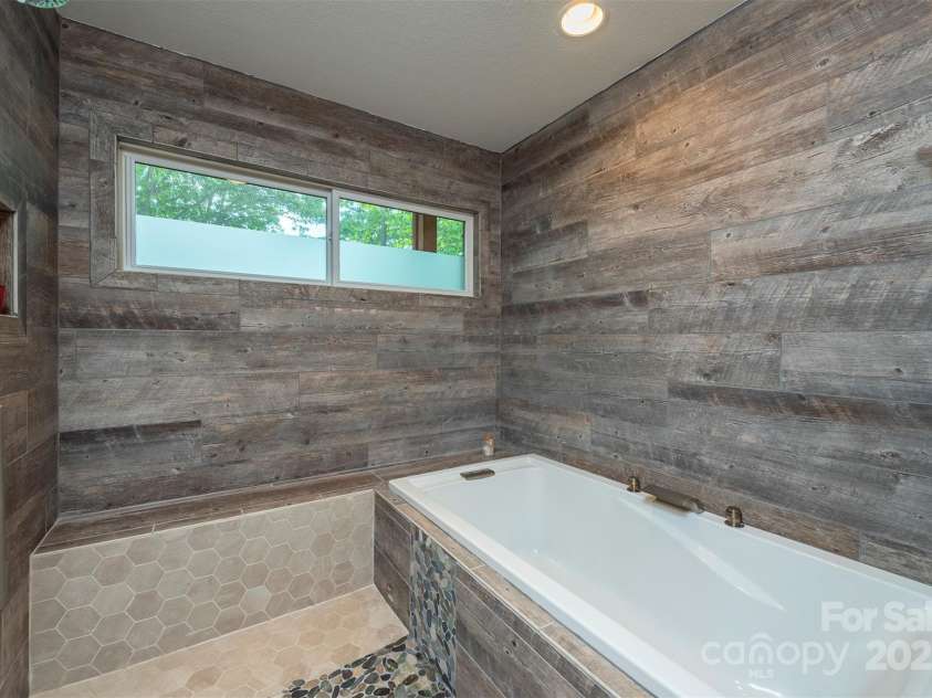 201 Ruffed Grouse Lane, Waynesville, NC 28786.  MLS# CAR4257615, YatesRealty ID 16833. Guest full bathroom soaker tub