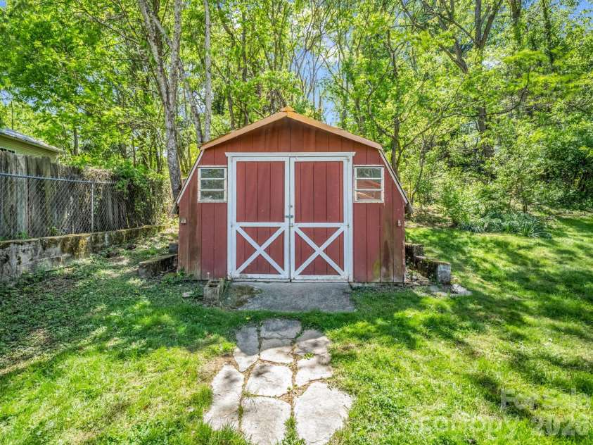 159 Onteora Boulevard, Asheville, NC 28803.  MLS# CAR4370982, YatesRealty ID 16834. Storage shed