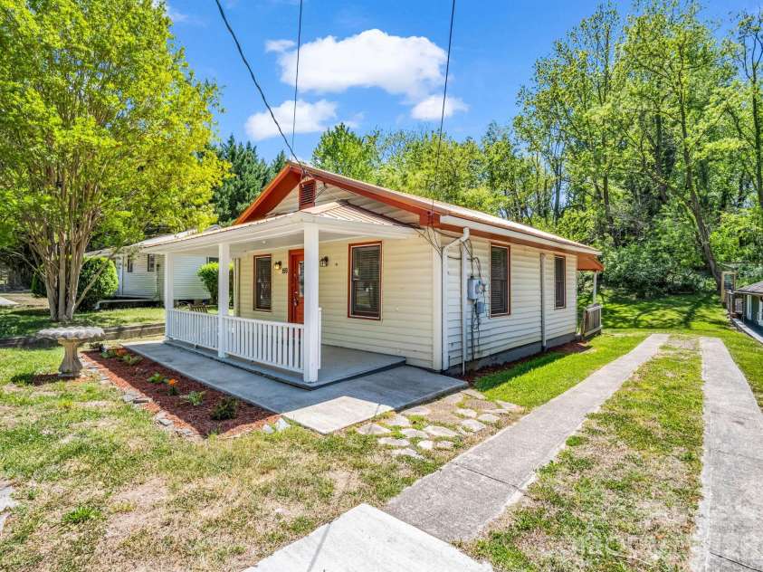 159 Onteora Boulevard, Asheville, NC 28803.  MLS# CAR4370982, YatesRealty ID 16834. Welcome home to 159 Onteora Blvd