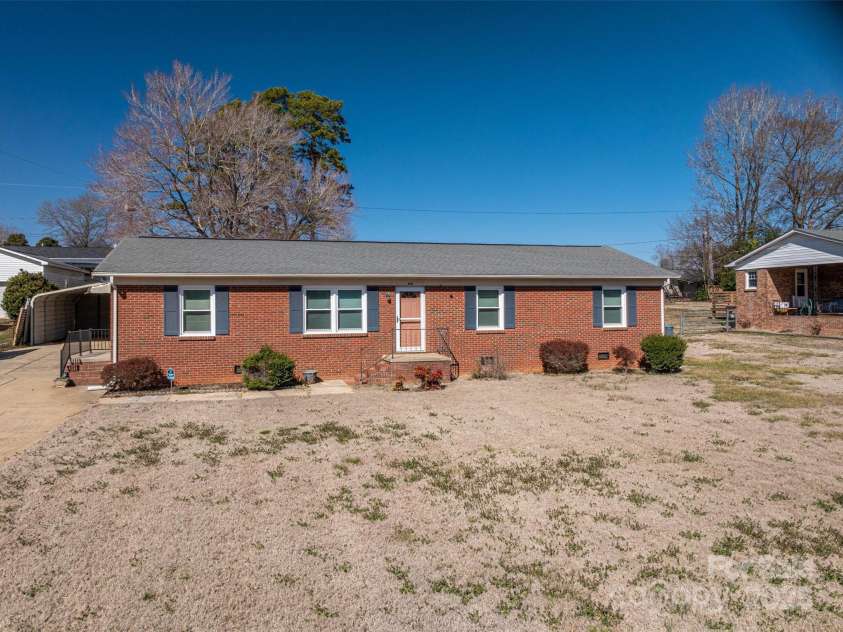 605 Castlewood Drive, Gastonia, NC 28056.  MLS# CAR4227051, YatesRealty ID 1684. 