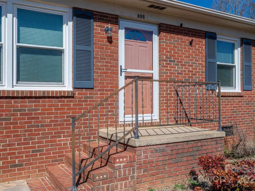 605 Castlewood Drive, Gastonia, NC 28056.  MLS# CAR4227051, YatesRealty ID 1684. 