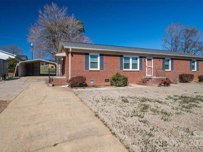 605 Castlewood Drive, Gastonia, NC 28056.  MLS# CAR4227051, YatesRealty ID 1684. 