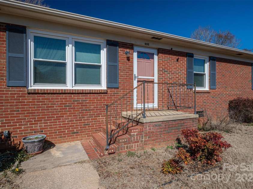 605 Castlewood Drive, Gastonia, NC 28056.  MLS# CAR4227051, YatesRealty ID 1684. 