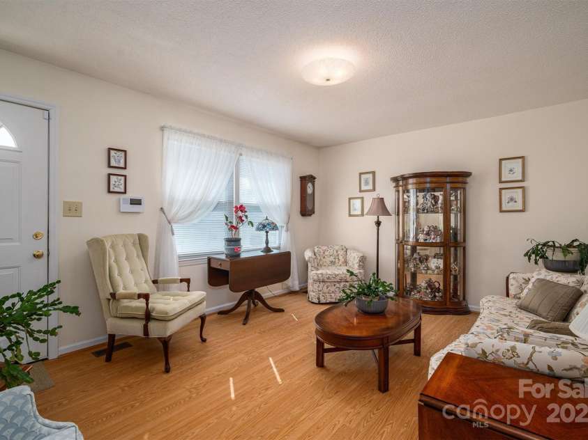 605 Castlewood Drive, Gastonia, NC 28056.  MLS# CAR4227051, YatesRealty ID 1684. 