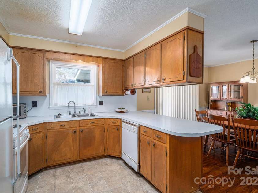 605 Castlewood Drive, Gastonia, NC 28056.  MLS# CAR4227051, YatesRealty ID 1684. 