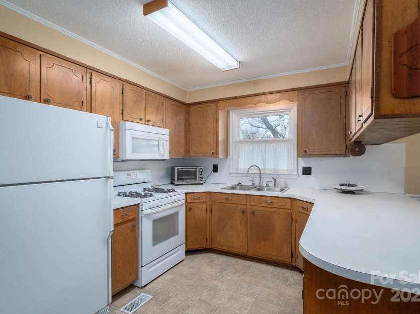 605 Castlewood Drive, Gastonia, NC 28056.  MLS# CAR4227051, YatesRealty ID 1684. 