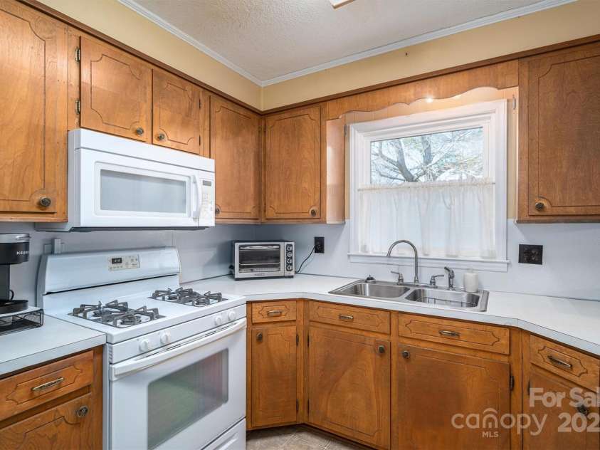 605 Castlewood Drive, Gastonia, NC 28056.  MLS# CAR4227051, YatesRealty ID 1684. 