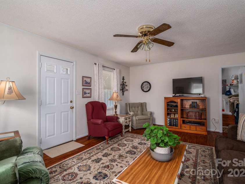 605 Castlewood Drive, Gastonia, NC 28056.  MLS# CAR4227051, YatesRealty ID 1684. 