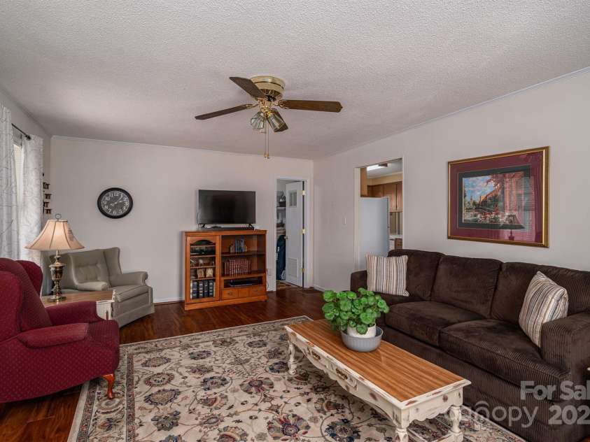 605 Castlewood Drive, Gastonia, NC 28056.  MLS# CAR4227051, YatesRealty ID 1684. 