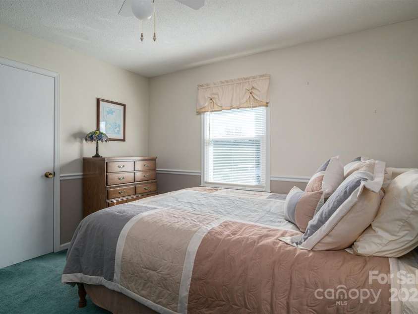 605 Castlewood Drive, Gastonia, NC 28056.  MLS# CAR4227051, YatesRealty ID 1684. 