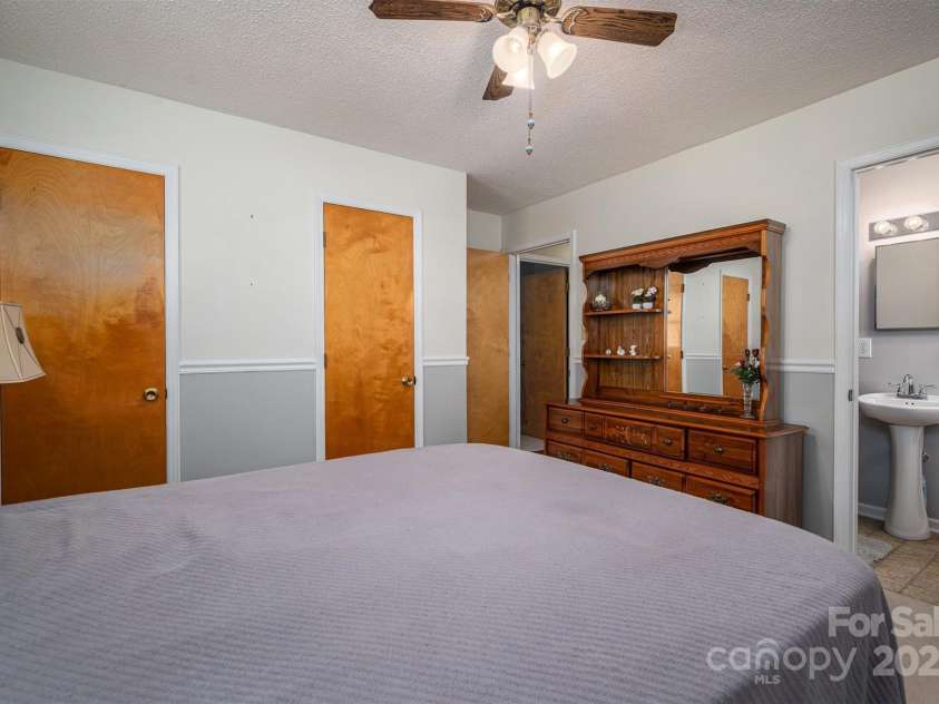 605 Castlewood Drive, Gastonia, NC 28056.  MLS# CAR4227051, YatesRealty ID 1684. 