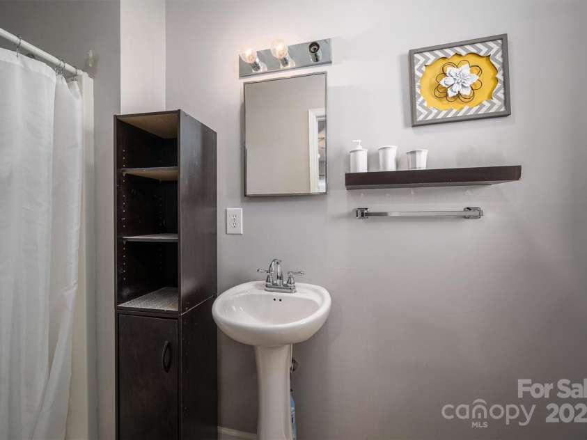 605 Castlewood Drive, Gastonia, NC 28056.  MLS# CAR4227051, YatesRealty ID 1684. 