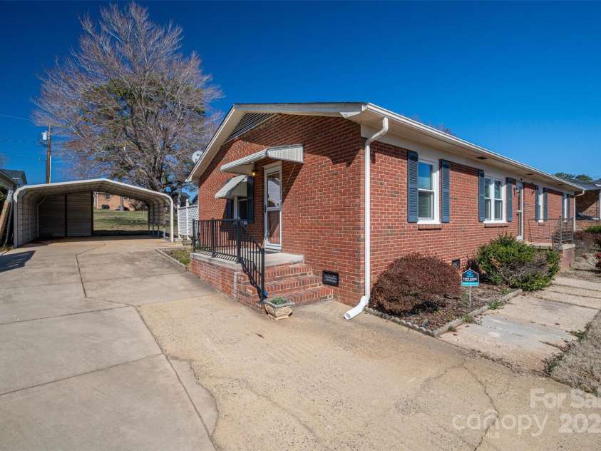 605 Castlewood Drive, Gastonia, NC 28056.  MLS# CAR4227051, YatesRealty ID 1684. 