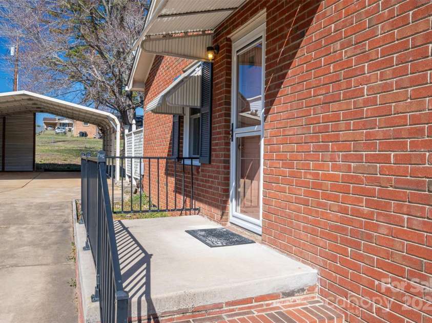 605 Castlewood Drive, Gastonia, NC 28056.  MLS# CAR4227051, YatesRealty ID 1684. 