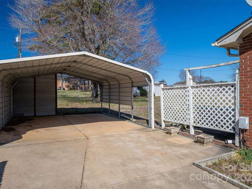 605 Castlewood Drive, Gastonia, NC 28056.  MLS# CAR4227051, YatesRealty ID 1684. 