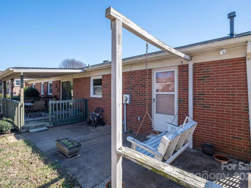 605 Castlewood Drive, Gastonia, NC 28056.  MLS# CAR4227051, YatesRealty ID 1684. 