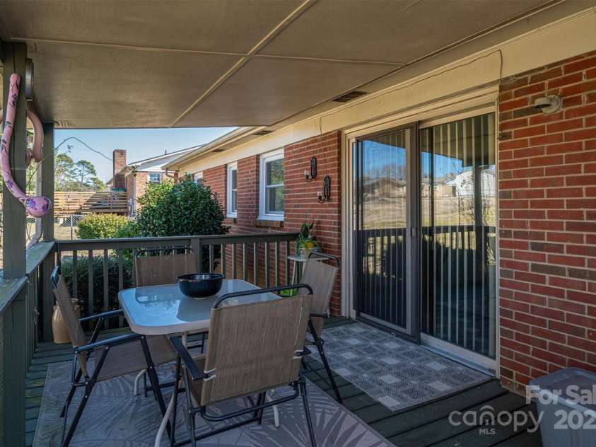 605 Castlewood Drive, Gastonia, NC 28056.  MLS# CAR4227051, YatesRealty ID 1684. 