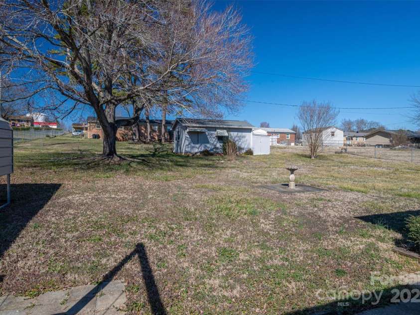 605 Castlewood Drive, Gastonia, NC 28056.  MLS# CAR4227051, YatesRealty ID 1684. 