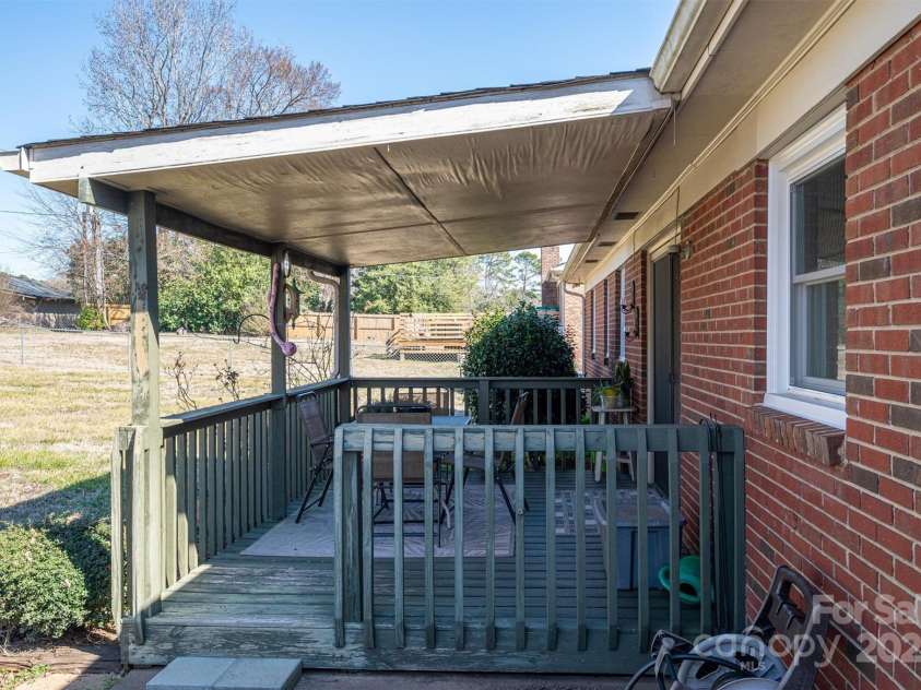 605 Castlewood Drive, Gastonia, NC 28056.  MLS# CAR4227051, YatesRealty ID 1684. 