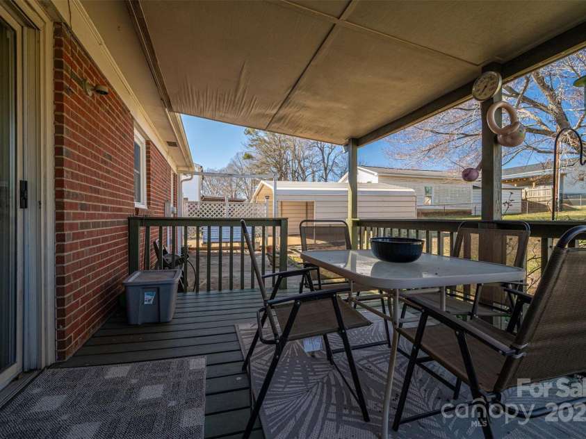 605 Castlewood Drive, Gastonia, NC 28056.  MLS# CAR4227051, YatesRealty ID 1684. 