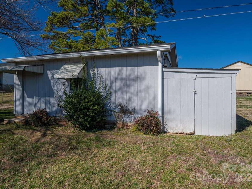 605 Castlewood Drive, Gastonia, NC 28056.  MLS# CAR4227051, YatesRealty ID 1684. 