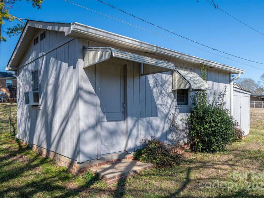 605 Castlewood Drive, Gastonia, NC 28056.  MLS# CAR4227051, YatesRealty ID 1684. 
