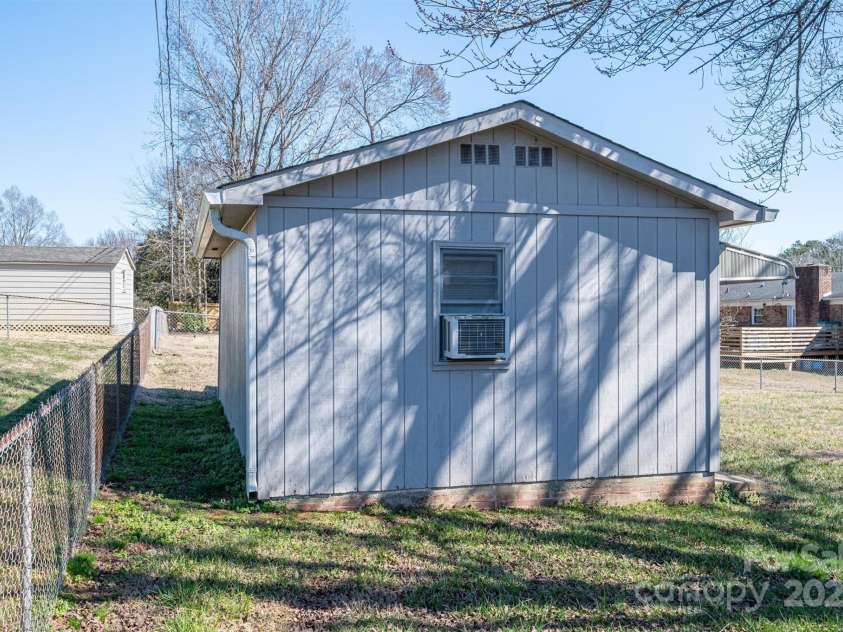 605 Castlewood Drive, Gastonia, NC 28056.  MLS# CAR4227051, YatesRealty ID 1684. 