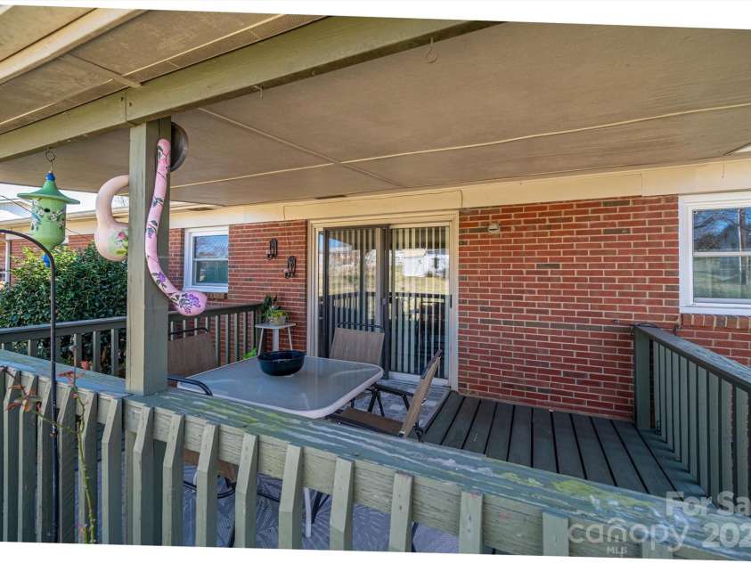 605 Castlewood Drive, Gastonia, NC 28056.  MLS# CAR4227051, YatesRealty ID 1684. 