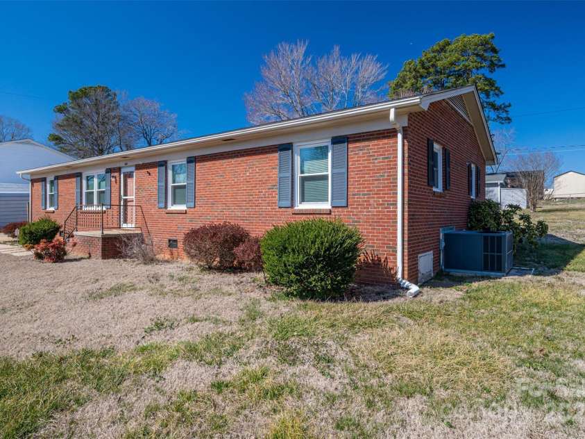 605 Castlewood Drive, Gastonia, NC 28056.  MLS# CAR4227051, YatesRealty ID 1684. 