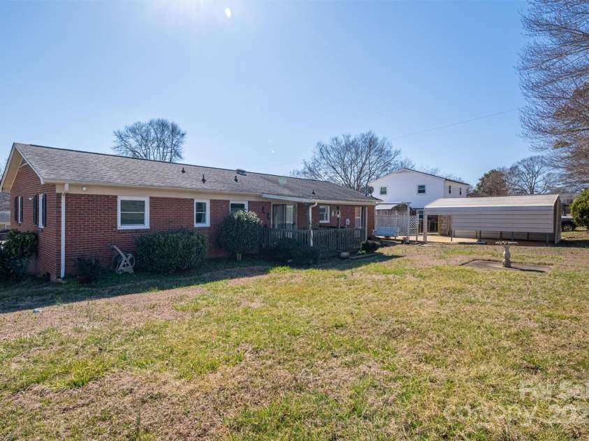 605 Castlewood Drive, Gastonia, NC 28056.  MLS# CAR4227051, YatesRealty ID 1684. 