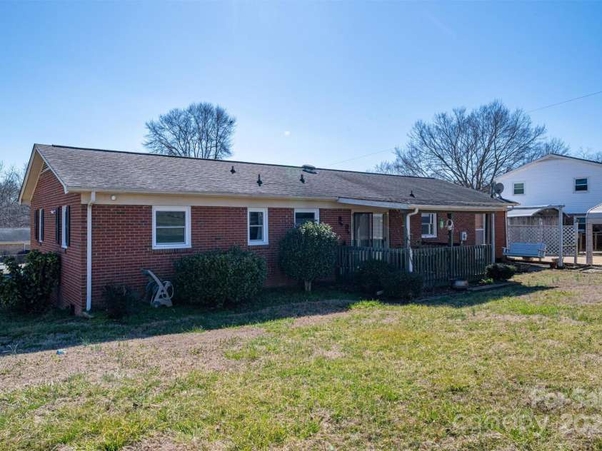 605 Castlewood Drive, Gastonia, NC 28056.  MLS# CAR4227051, YatesRealty ID 1684. 